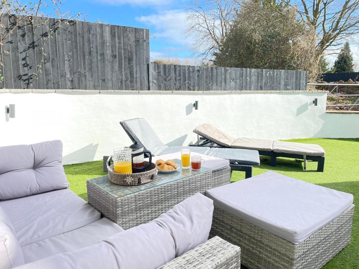 2 Bedroom Cosy Cottage With Hot Tub In Hambrook Close To Bristol City Centre Екстериор снимка